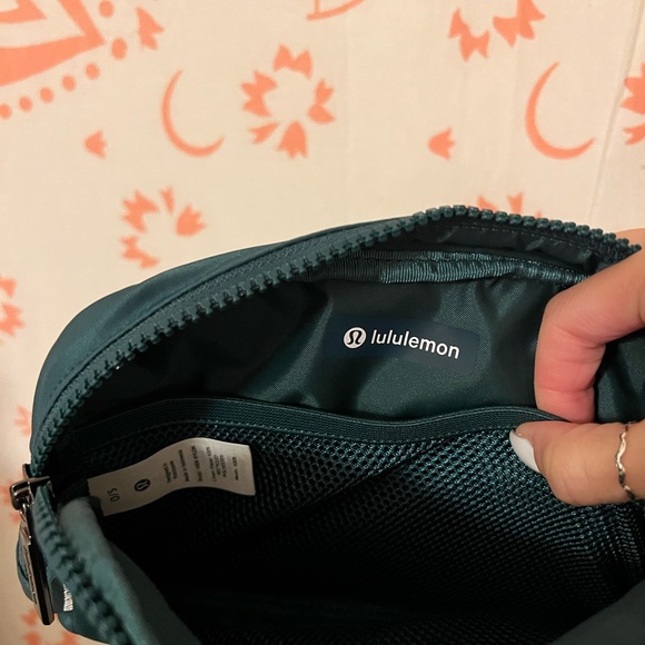 BRAND NEW WITH TAGS! everywhere belt bag - large, green jasper - Picture 2 of 5